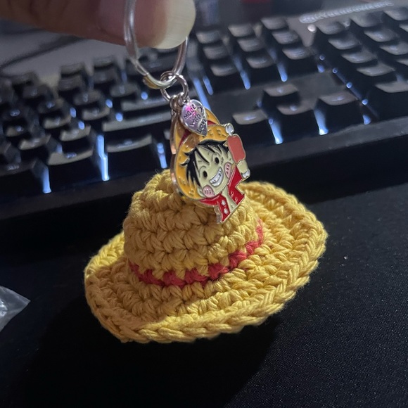 One Piece Luffy Hat Keychain - Picture 3 of 3